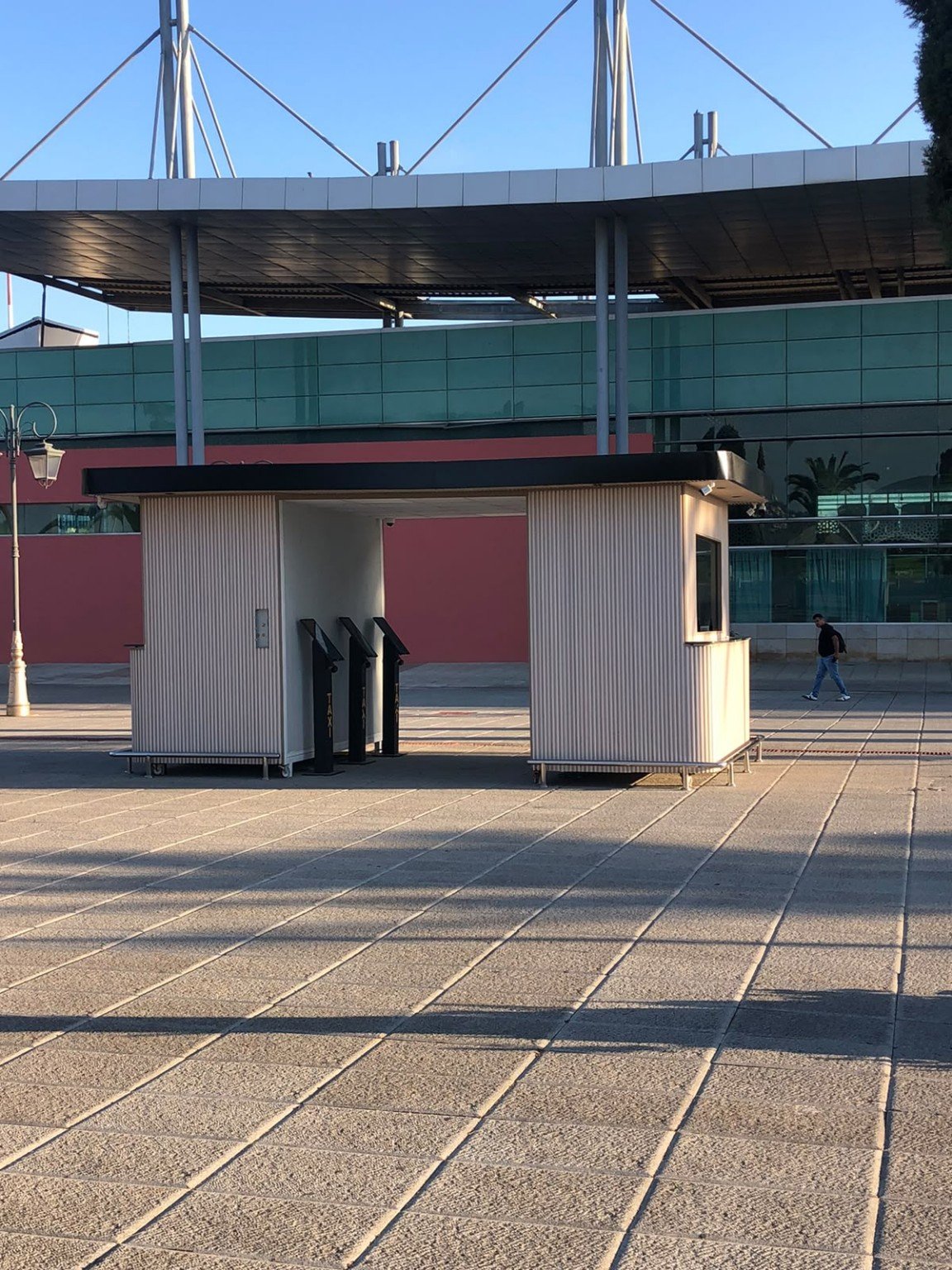 Kiosque extérieur sans marque et bornes devant l’aéroport de Tanger ; non confirmé comme guichet AeroBus